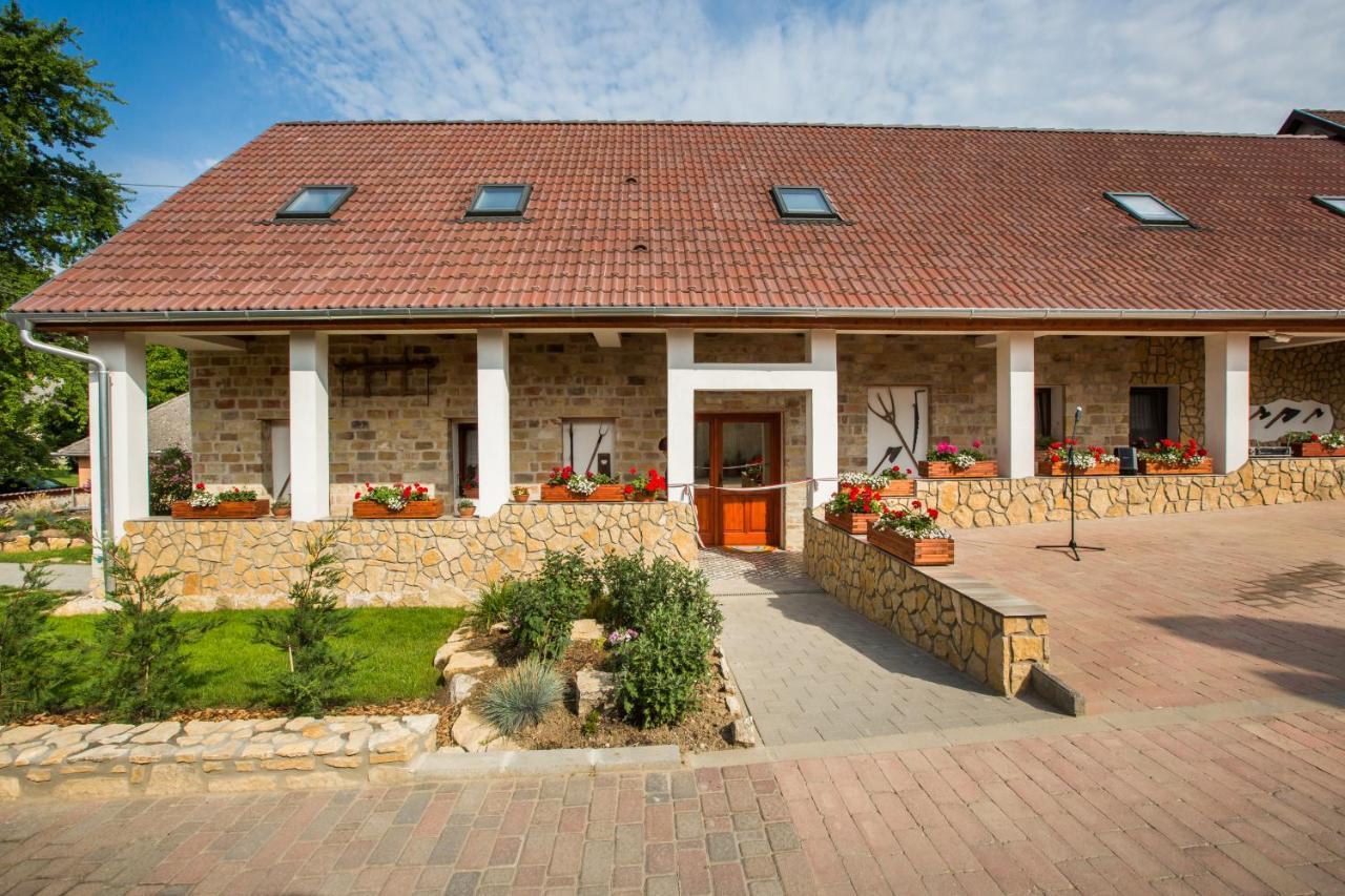 Bakony-Cinca Vendeghaz Hotel Szentgal Exterior photo